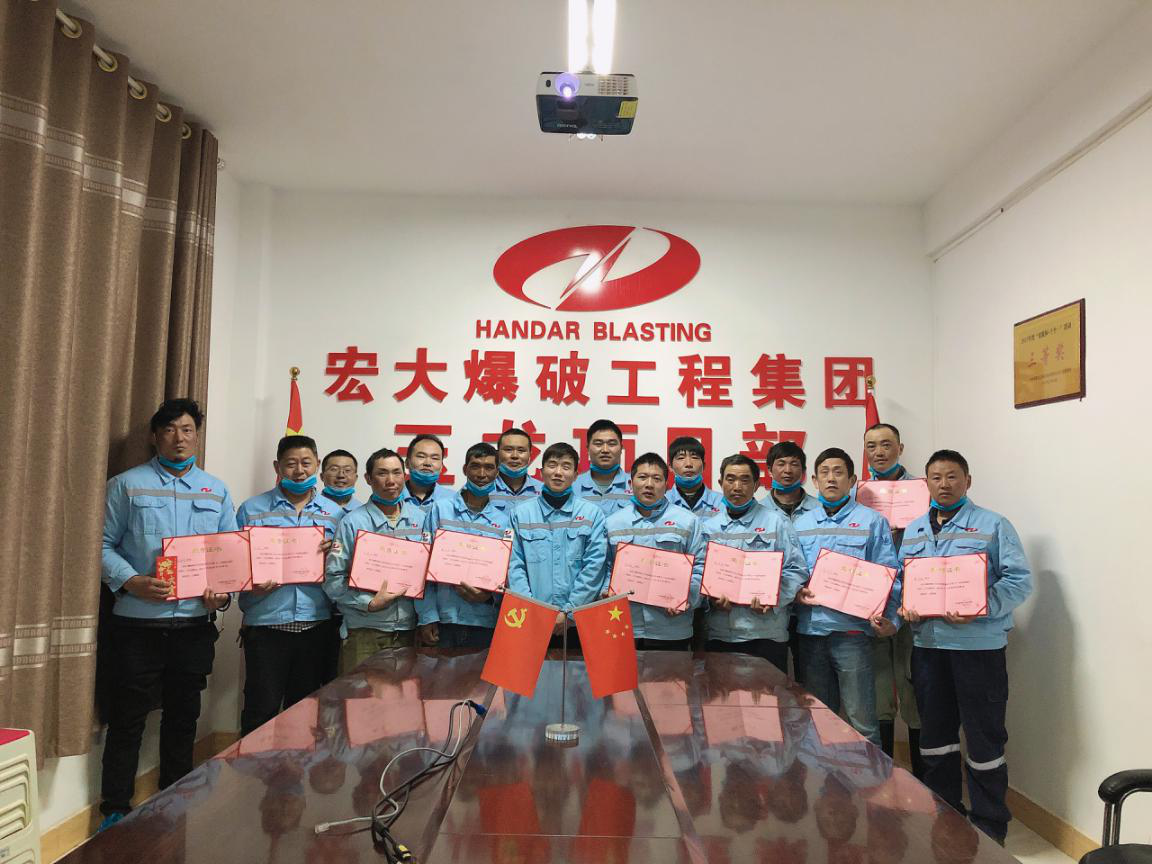 【艱苦奮斗  勞動最美】宏大爆破工程集團(tuán)西藏玉龍項(xiàng)目部舉行“五一先進(jìn)勞動者”評選活動