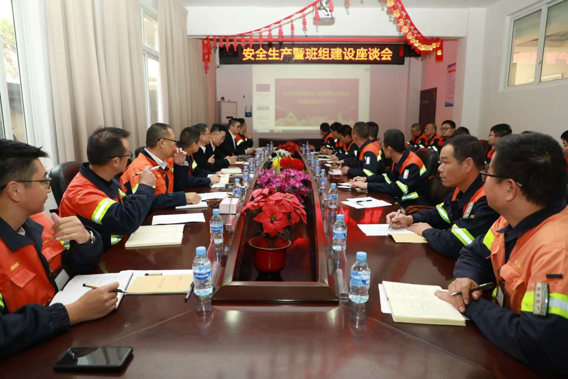 紫金礦業(yè)集團股份有限公司總裁鄒來昌一行蒞臨新華都紫金山項目部調研指導工作